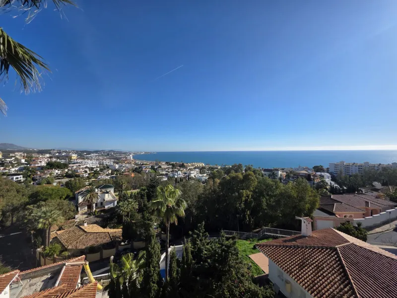 Great opportunity to reform a villa with a private garden and spectacular sea views over the coast and views over to the famous village of La Cala de Mijas! The villa offers a total built of 370m2, currently with five bedrooms, three bathrooms, one toilet