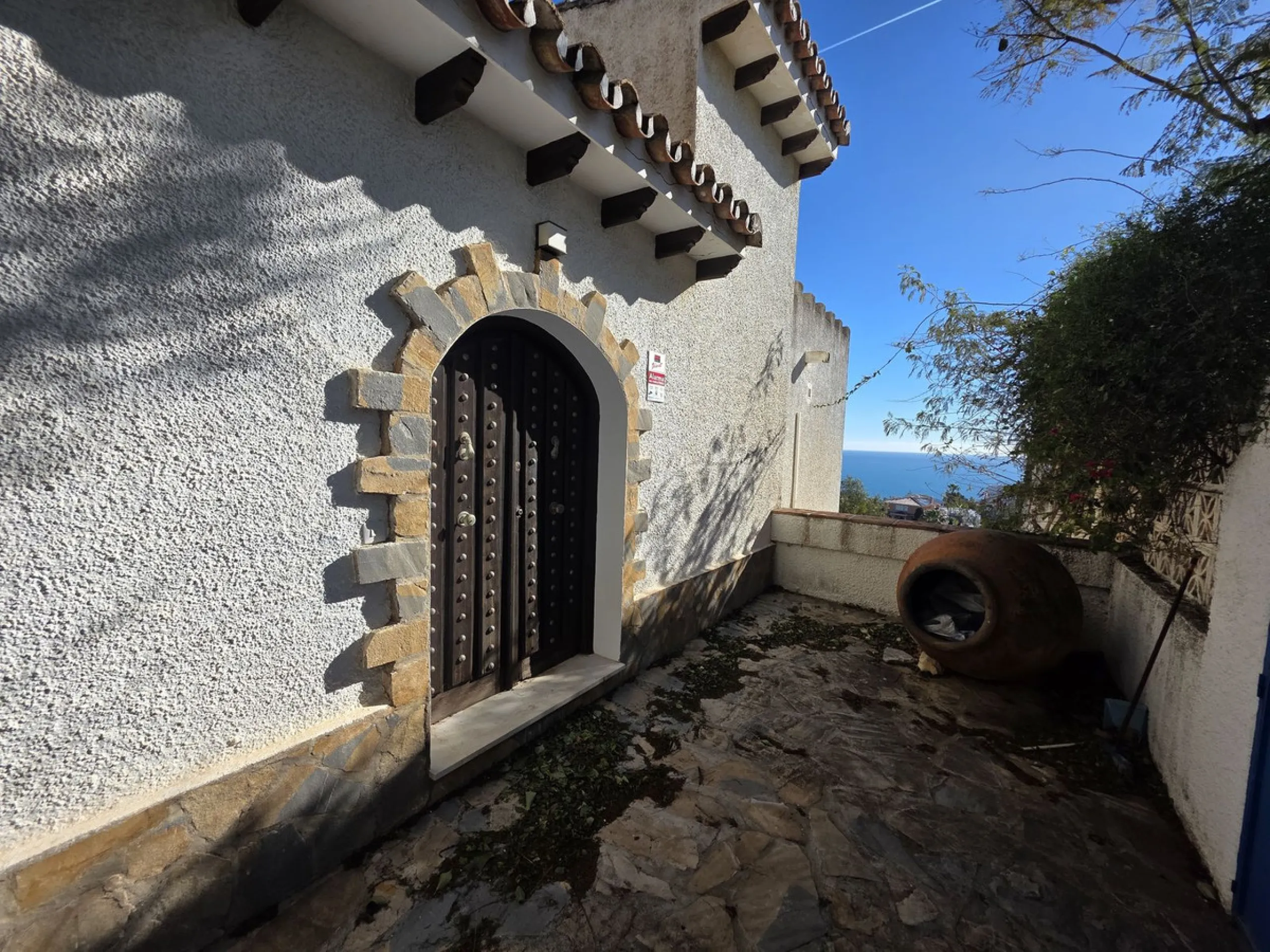 Great opportunity to reform a villa with a private garden and spectacular sea views over the coast and views over to the famous village of La Cala de Mijas! The villa offers a total built of 370m2, currently with five bedrooms, three bathrooms, one toilet