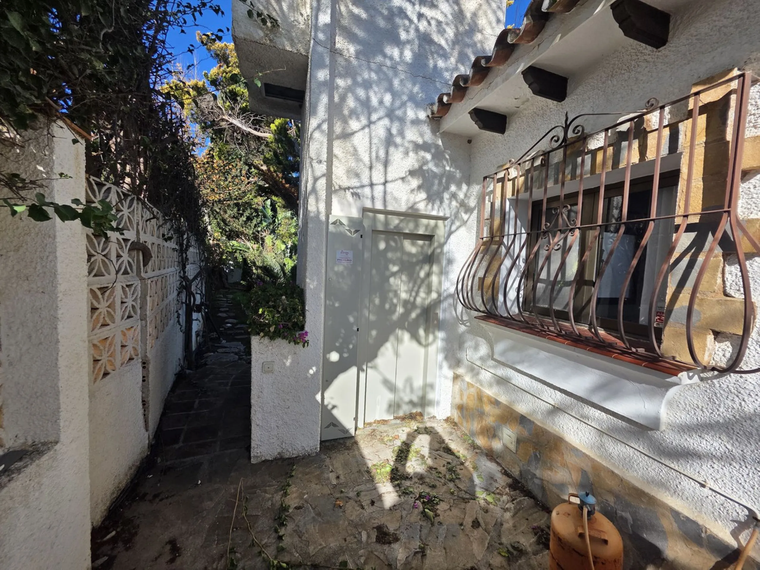 Great opportunity to reform a villa with a private garden and spectacular sea views over the coast and views over to the famous village of La Cala de Mijas! The villa offers a total built of 370m2, currently with five bedrooms, three bathrooms, one toilet