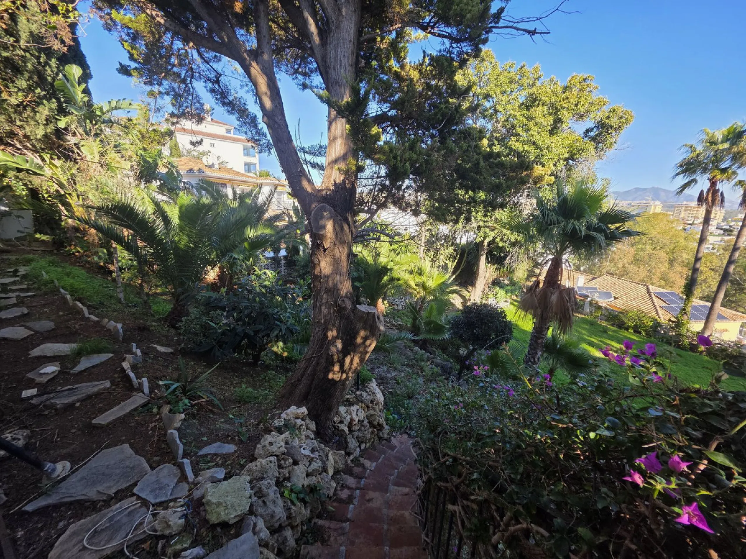 Great opportunity to reform a villa with a private garden and spectacular sea views over the coast and views over to the famous village of La Cala de Mijas! The villa offers a total built of 370m2, currently with five bedrooms, three bathrooms, one toilet