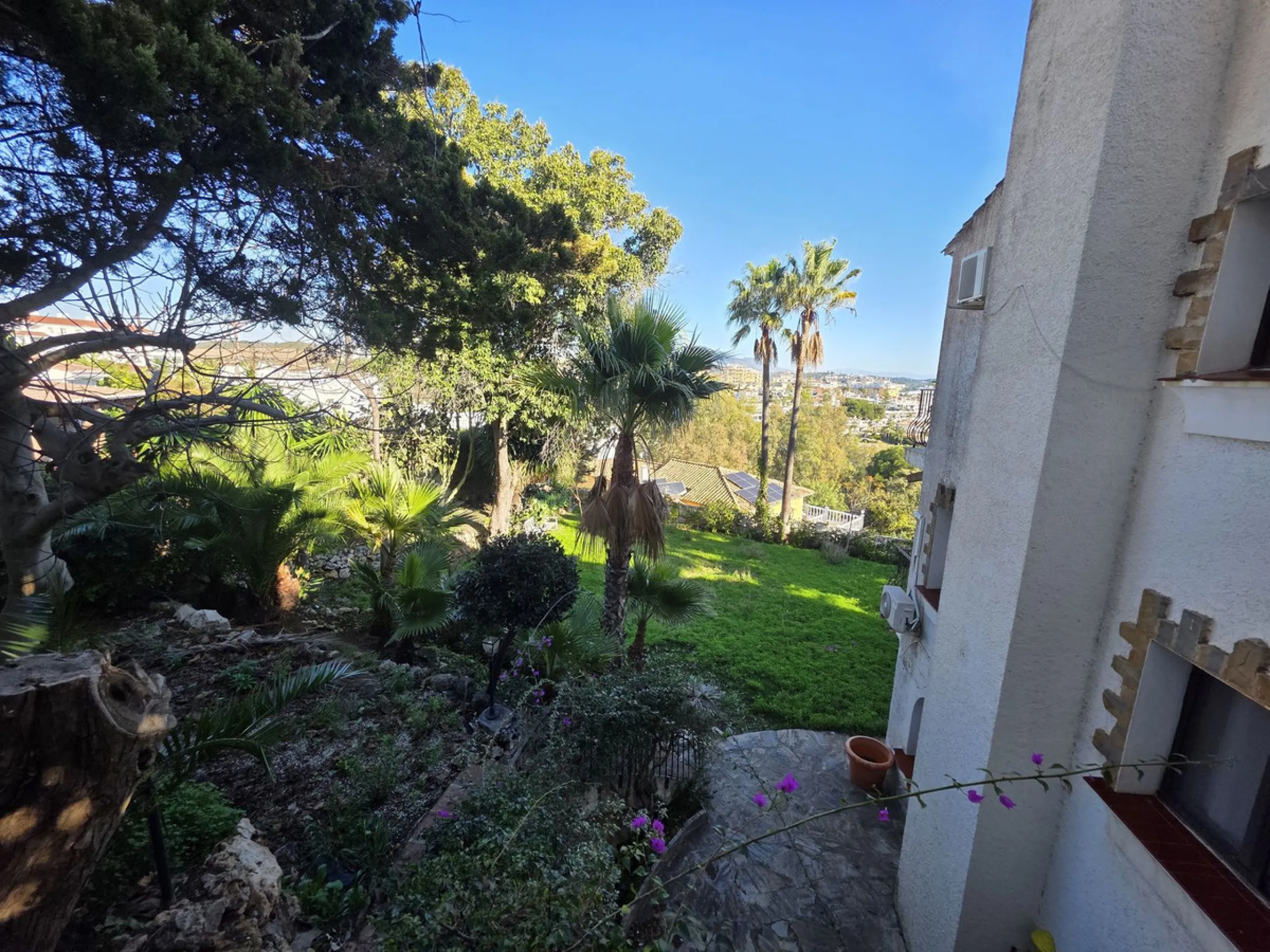 Great opportunity to reform a villa with a private garden and spectacular sea views over the coast and views over to the famous village of La Cala de Mijas! The villa offers a total built of 370m2, currently with five bedrooms, three bathrooms, one toilet