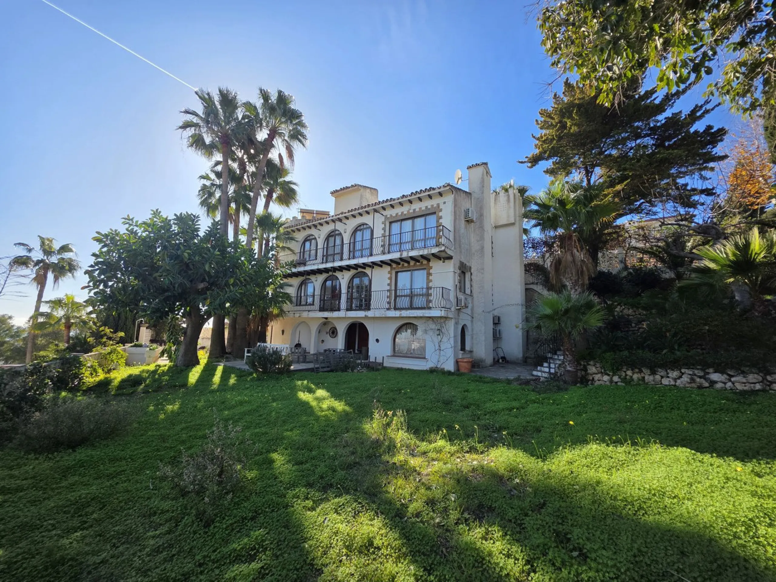 Great opportunity to reform a villa with a private garden and spectacular sea views over the coast and views over to the famous village of La Cala de Mijas! The villa offers a total built of 370m2, currently with five bedrooms, three bathrooms, one toilet
