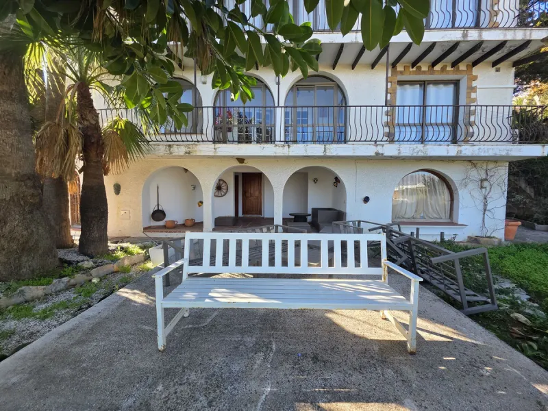 Great opportunity to reform a villa with a private garden and spectacular sea views over the coast and views over to the famous village of La Cala de Mijas! The villa offers a total built of 370m2, currently with five bedrooms, three bathrooms, one toilet
