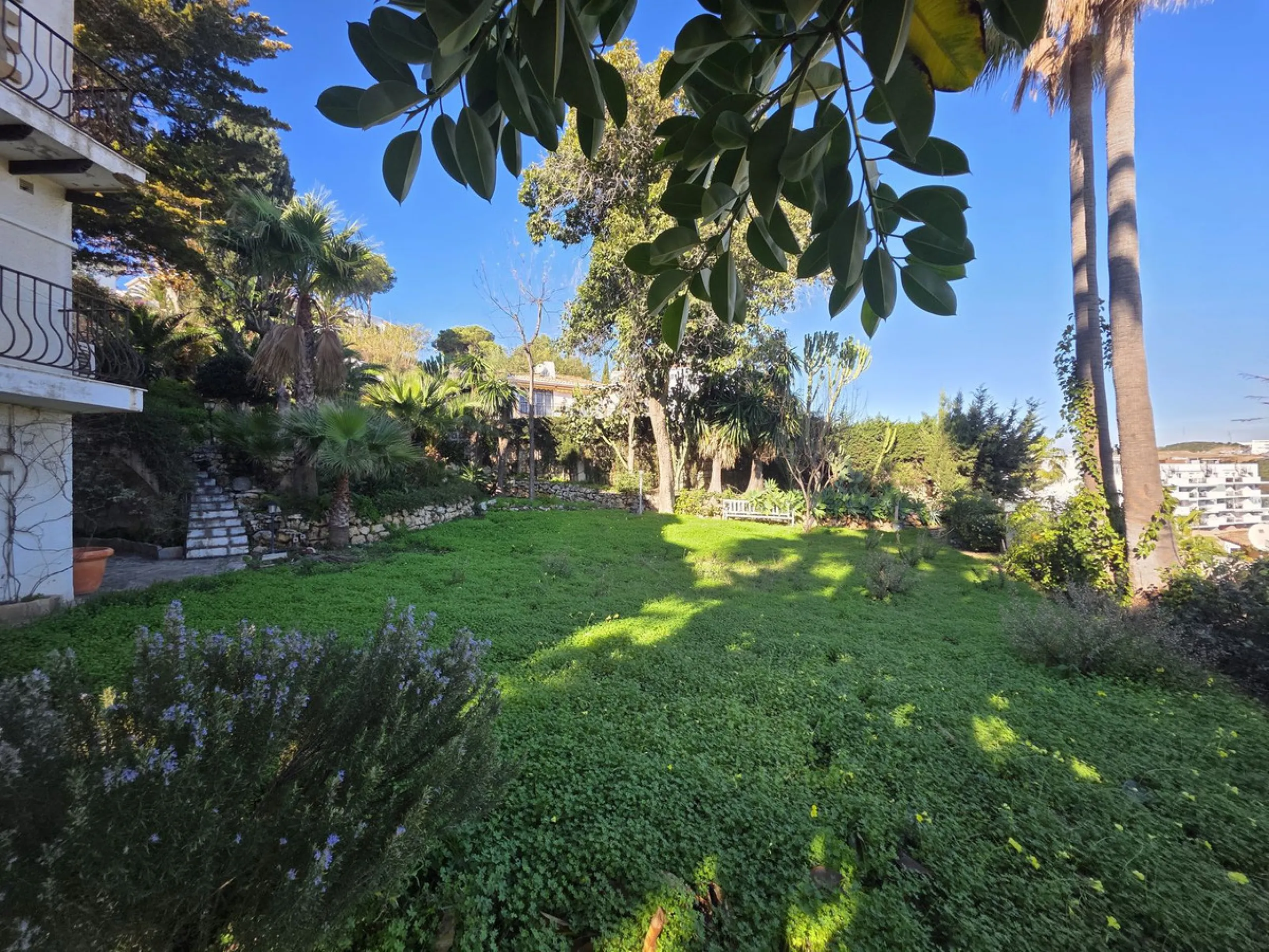 Great opportunity to reform a villa with a private garden and spectacular sea views over the coast and views over to the famous village of La Cala de Mijas! The villa offers a total built of 370m2, currently with five bedrooms, three bathrooms, one toilet