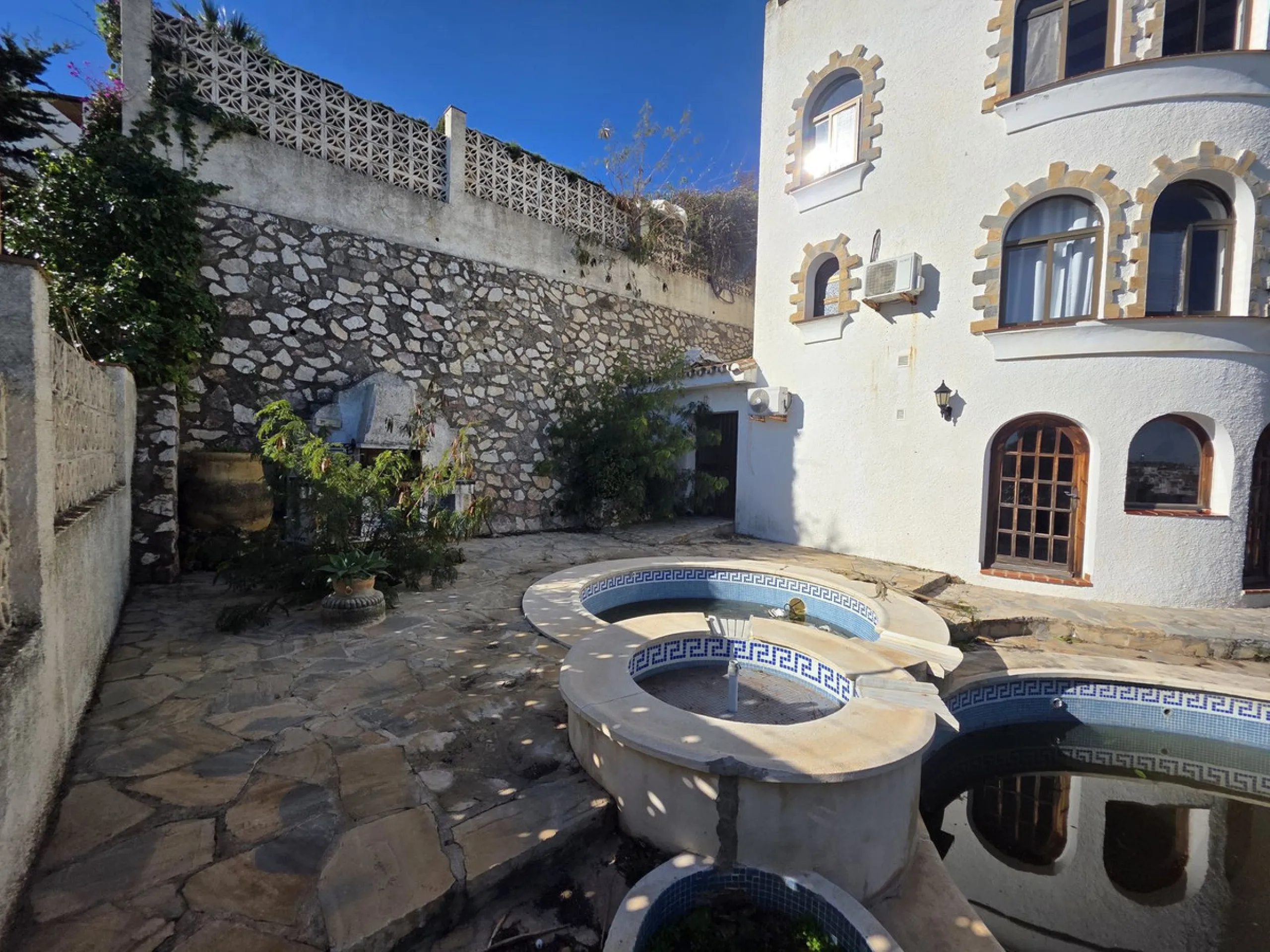 Great opportunity to reform a villa with a private garden and spectacular sea views over the coast and views over to the famous village of La Cala de Mijas! The villa offers a total built of 370m2, currently with five bedrooms, three bathrooms, one toilet