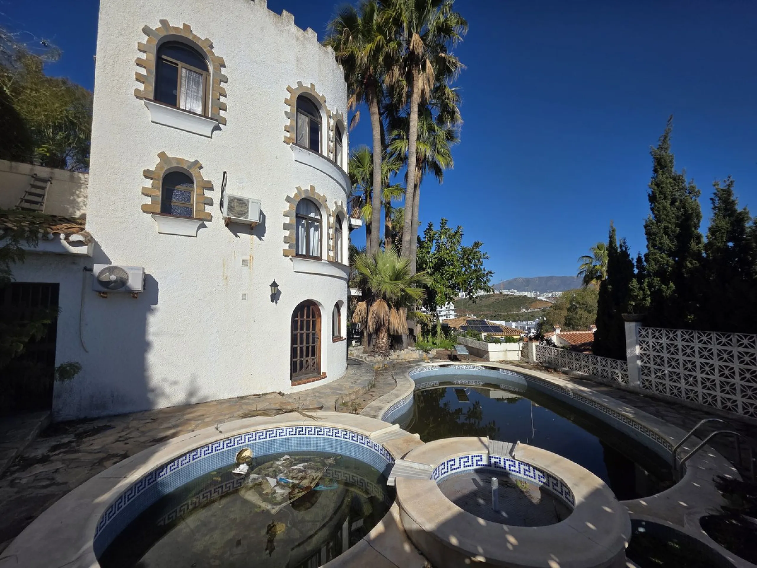Great opportunity to reform a villa with a private garden and spectacular sea views over the coast and views over to the famous village of La Cala de Mijas! The villa offers a total built of 370m2, currently with five bedrooms, three bathrooms, one toilet