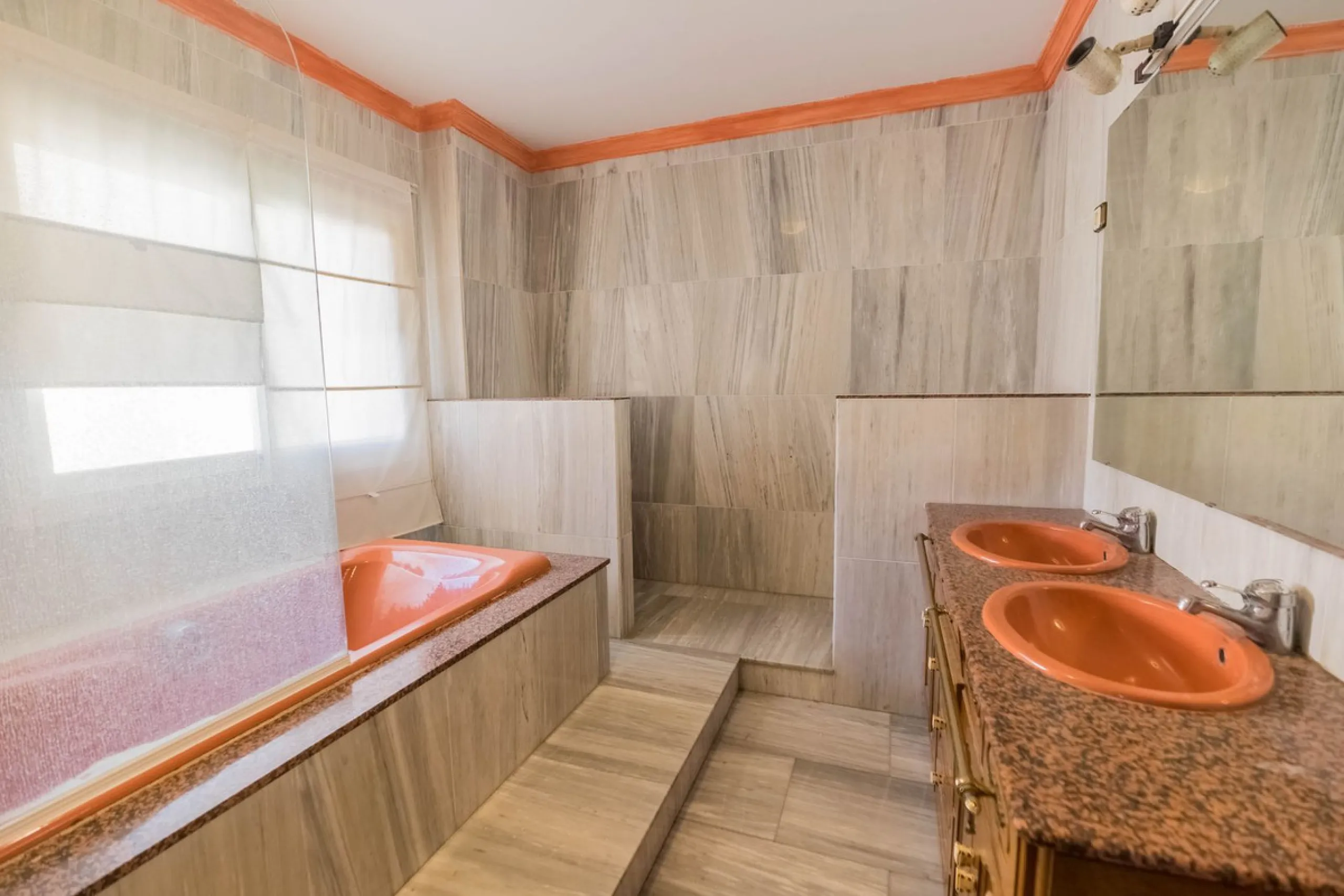 Are you looking for spaciousness, location, and sea views? This exclusive duplex penthouse, located on the seventh floor on Fuengirola's coveted Avenida Ramón y Cajal, has it all.