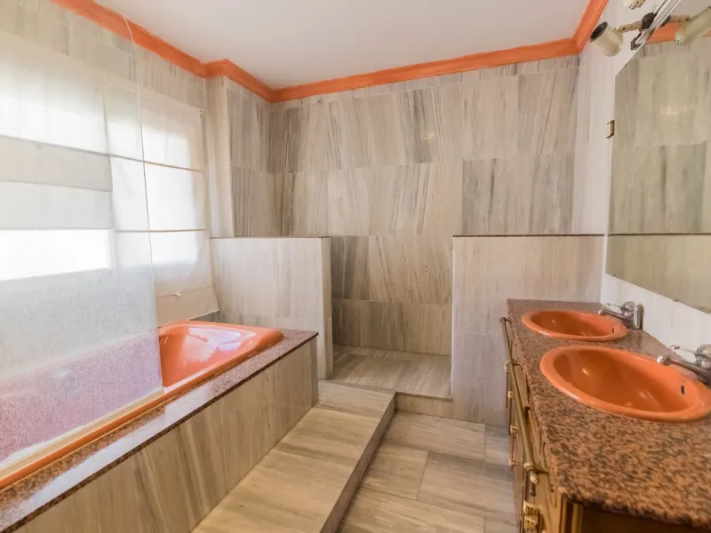 Are you looking for spaciousness, location, and sea views? This exclusive duplex penthouse, located on the seventh floor on Fuengirola's coveted Avenida Ramón y Cajal, has it all.