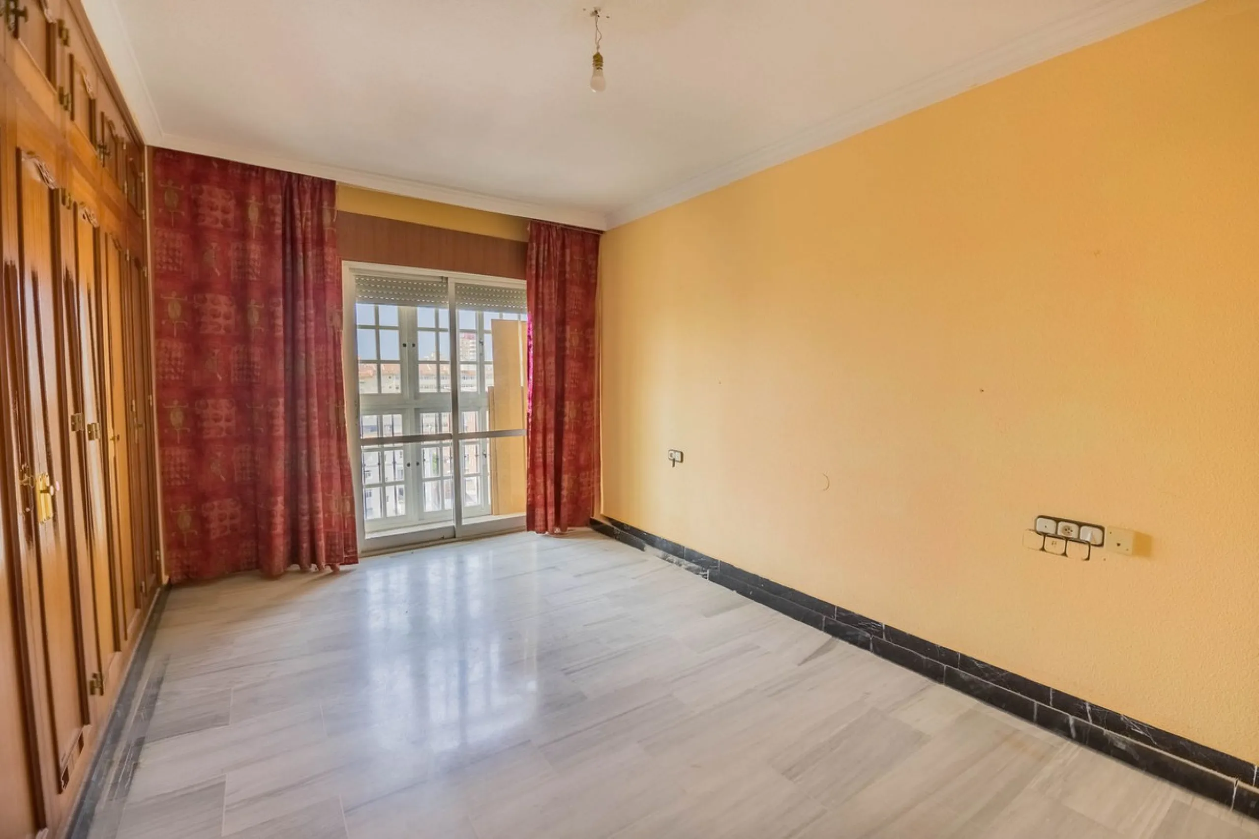 Are you looking for spaciousness, location, and sea views? This exclusive duplex penthouse, located on the seventh floor on Fuengirola's coveted Avenida Ramón y Cajal, has it all.