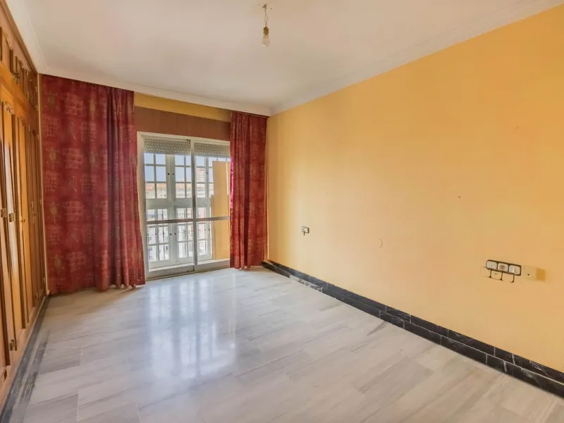 Are you looking for spaciousness, location, and sea views? This exclusive duplex penthouse, located on the seventh floor on Fuengirola's coveted Avenida Ramón y Cajal, has it all.