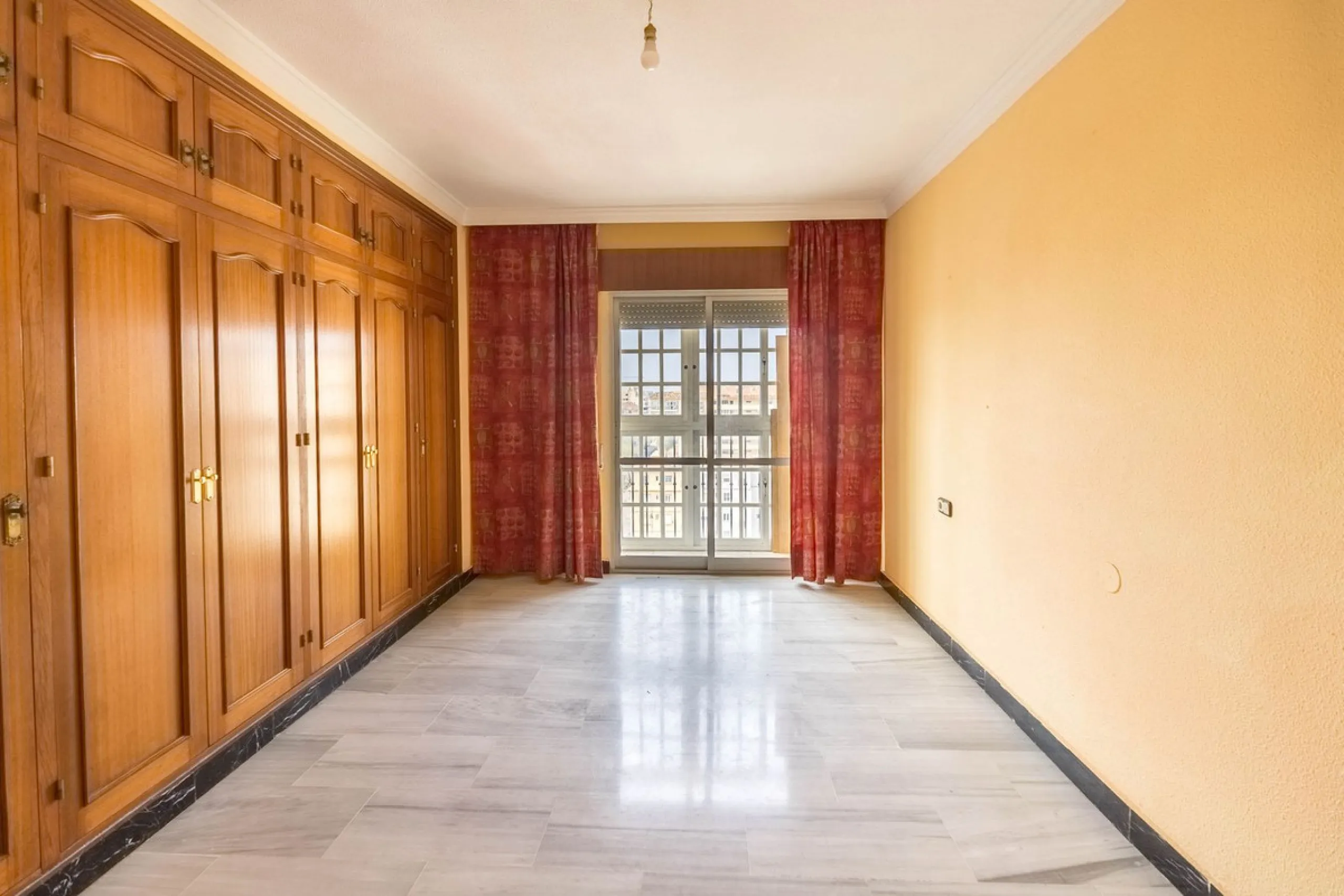 Are you looking for spaciousness, location, and sea views? This exclusive duplex penthouse, located on the seventh floor on Fuengirola's coveted Avenida Ramón y Cajal, has it all.