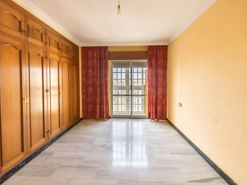 Are you looking for spaciousness, location, and sea views? This exclusive duplex penthouse, located on the seventh floor on Fuengirola's coveted Avenida Ramón y Cajal, has it all.