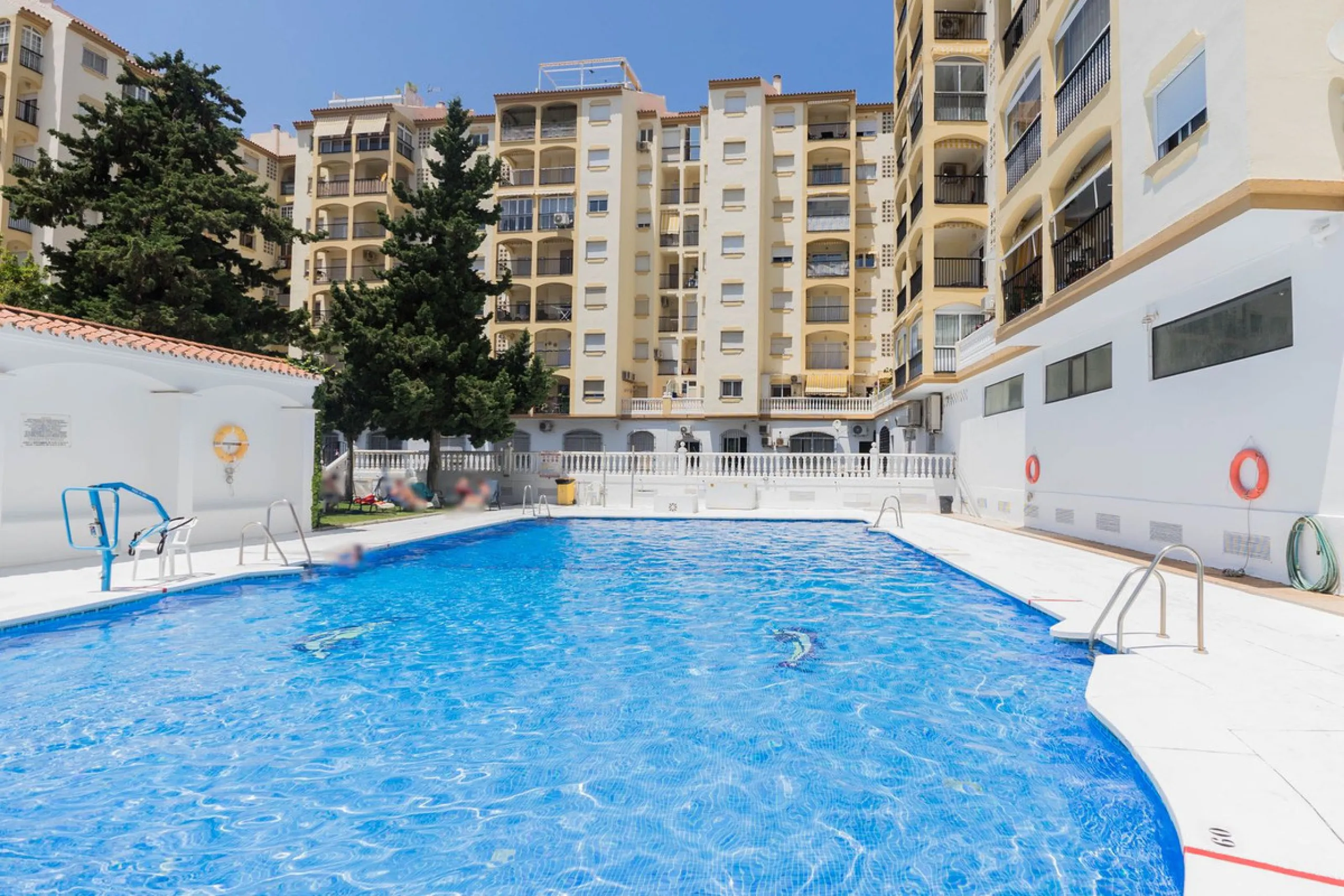 Are you looking for spaciousness, location, and sea views? This exclusive duplex penthouse, located on the seventh floor on Fuengirola's coveted Avenida Ramón y Cajal, has it all.