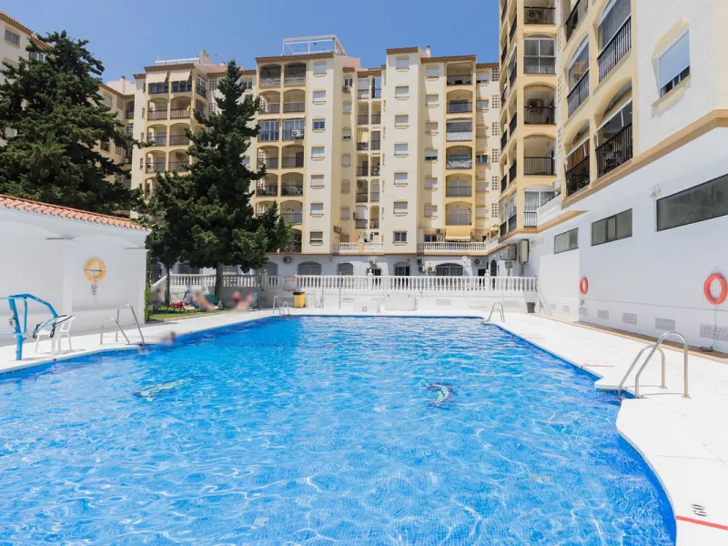 Are you looking for spaciousness, location, and sea views? This exclusive duplex penthouse, located on the seventh floor on Fuengirola's coveted Avenida Ramón y Cajal, has it all.