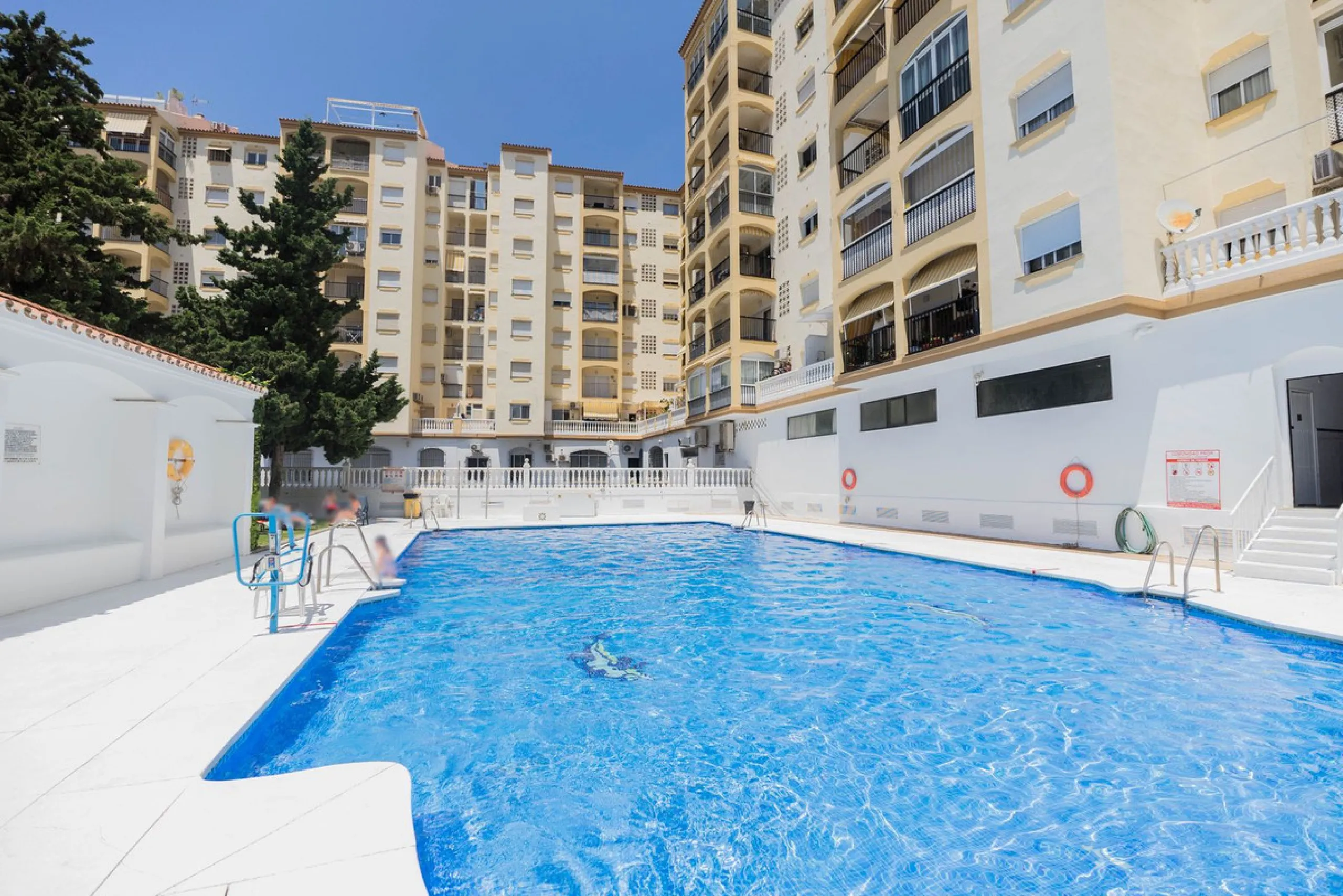 Are you looking for spaciousness, location, and sea views? This exclusive duplex penthouse, located on the seventh floor on Fuengirola's coveted Avenida Ramón y Cajal, has it all.