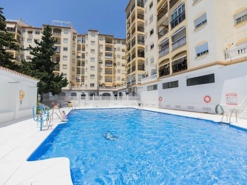 Are you looking for spaciousness, location, and sea views? This exclusive duplex penthouse, located on the seventh floor on Fuengirola's coveted Avenida Ramón y Cajal, has it all.