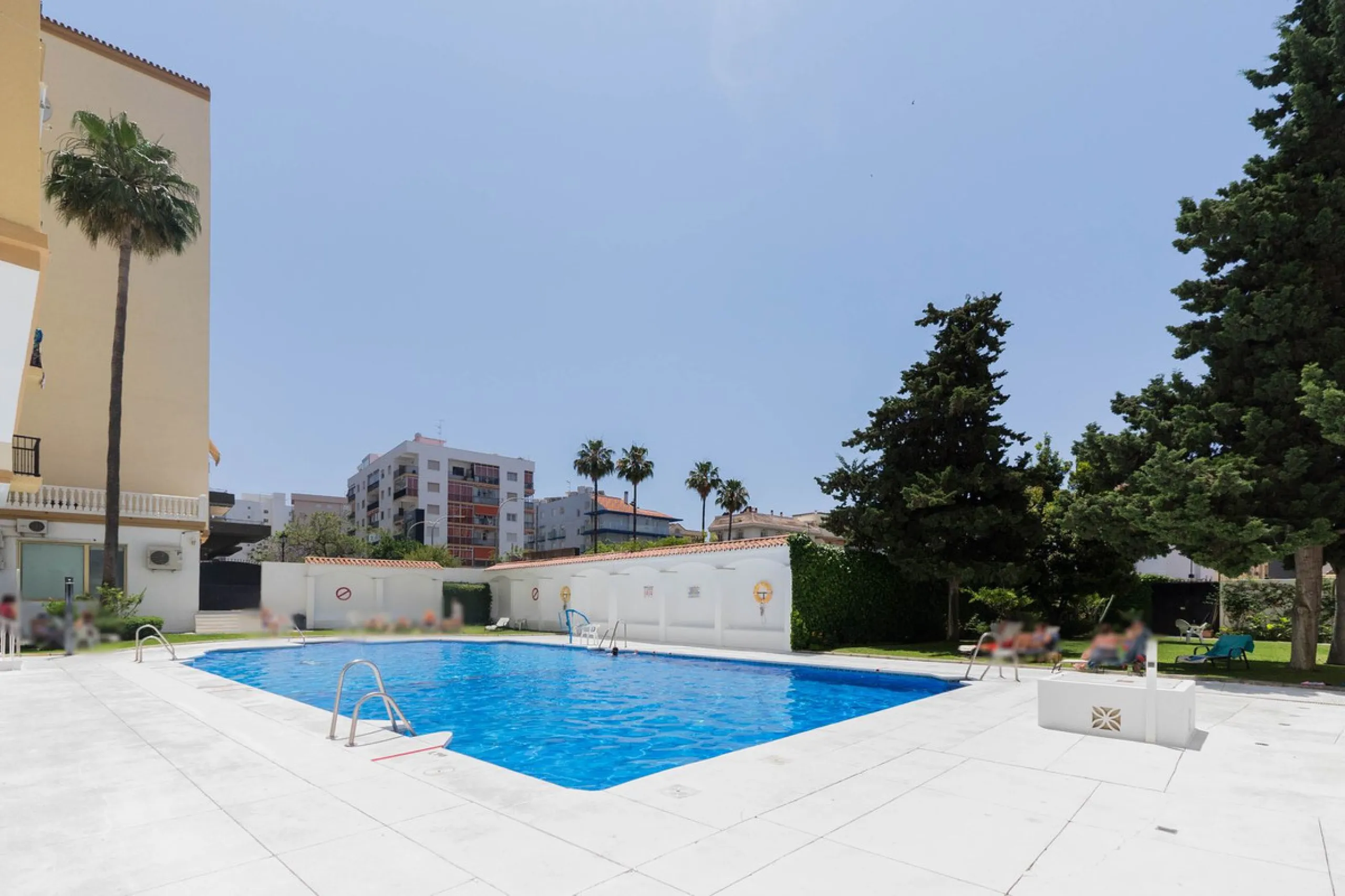 Are you looking for spaciousness, location, and sea views? This exclusive duplex penthouse, located on the seventh floor on Fuengirola's coveted Avenida Ramón y Cajal, has it all.