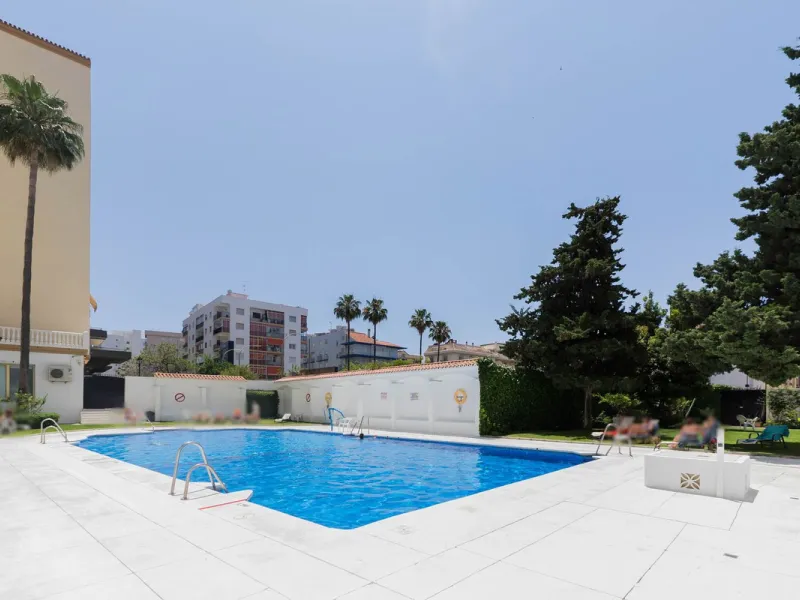 Are you looking for spaciousness, location, and sea views? This exclusive duplex penthouse, located on the seventh floor on Fuengirola's coveted Avenida Ramón y Cajal, has it all.