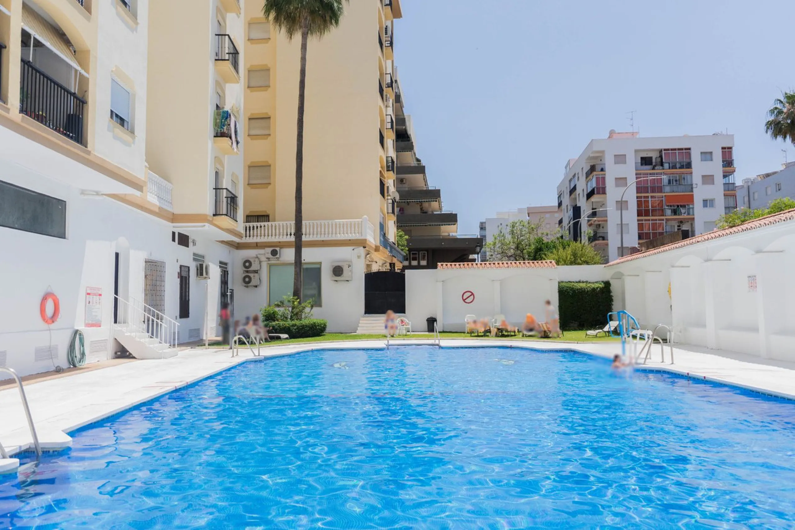 Are you looking for spaciousness, location, and sea views? This exclusive duplex penthouse, located on the seventh floor on Fuengirola's coveted Avenida Ramón y Cajal, has it all.