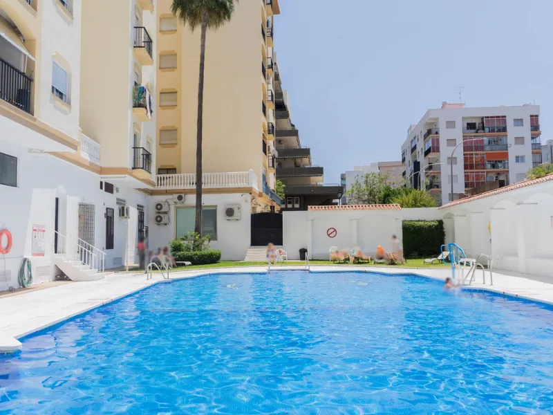 Are you looking for spaciousness, location, and sea views? This exclusive duplex penthouse, located on the seventh floor on Fuengirola's coveted Avenida Ramón y Cajal, has it all.
