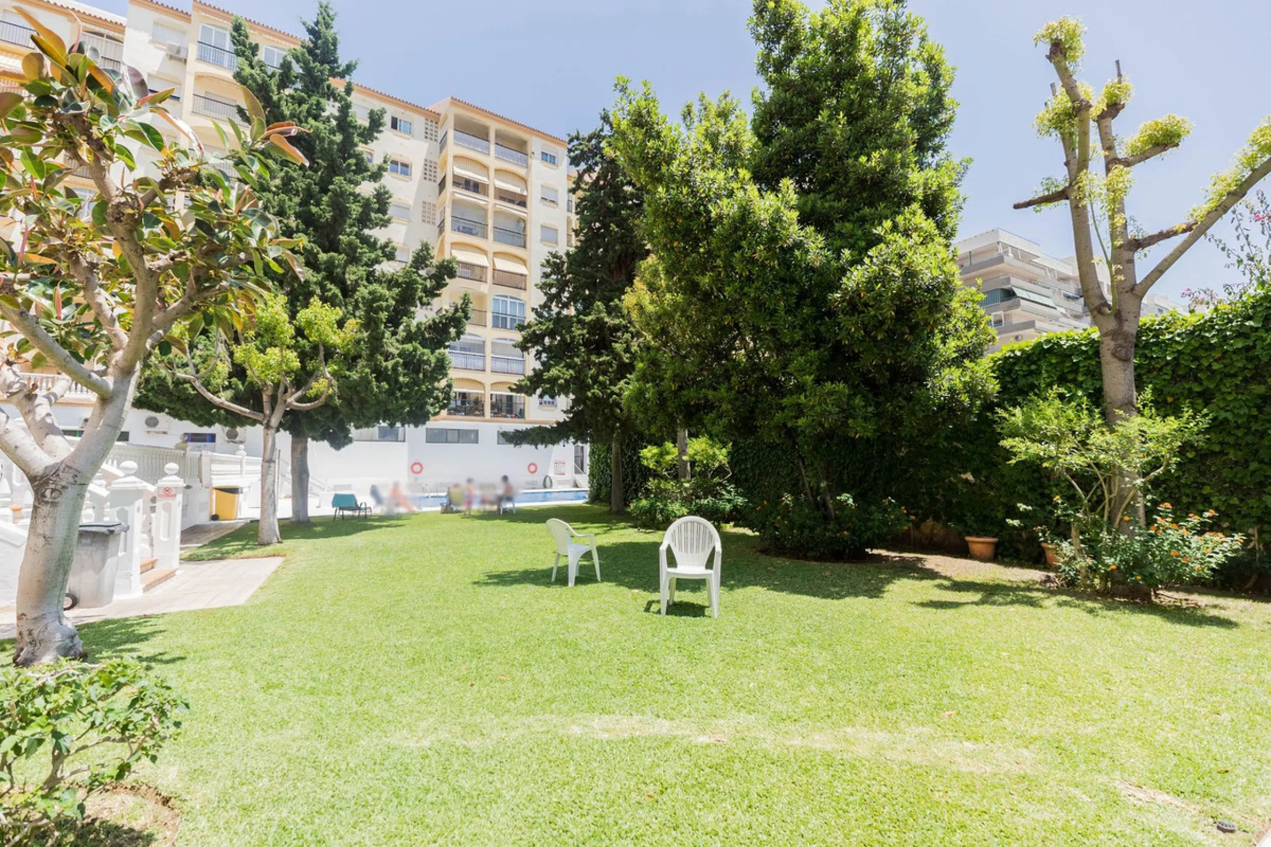 Are you looking for spaciousness, location, and sea views? This exclusive duplex penthouse, located on the seventh floor on Fuengirola's coveted Avenida Ramón y Cajal, has it all.