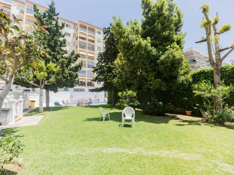 Are you looking for spaciousness, location, and sea views? This exclusive duplex penthouse, located on the seventh floor on Fuengirola's coveted Avenida Ramón y Cajal, has it all.