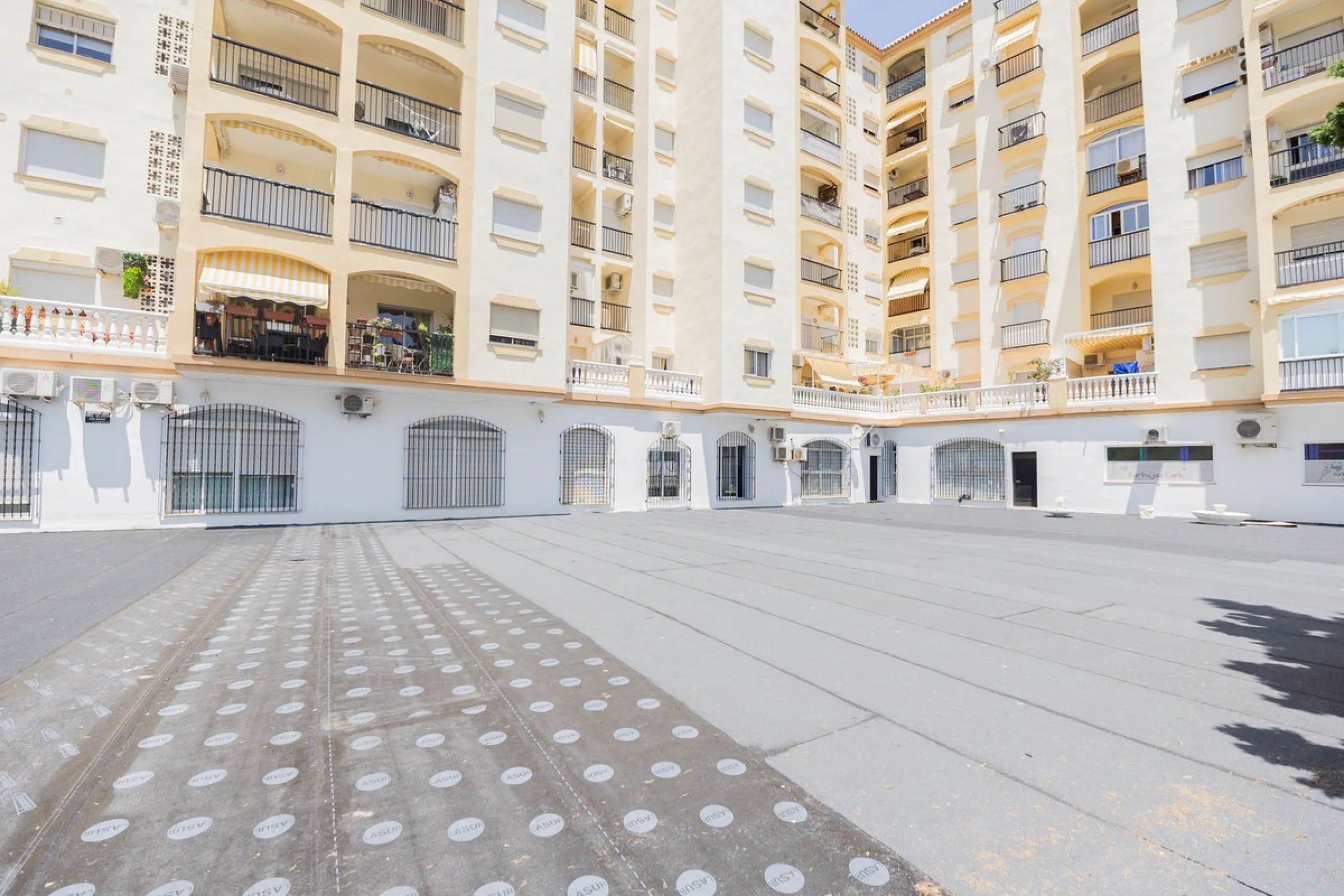 Are you looking for spaciousness, location, and sea views? This exclusive duplex penthouse, located on the seventh floor on Fuengirola's coveted Avenida Ramón y Cajal, has it all.