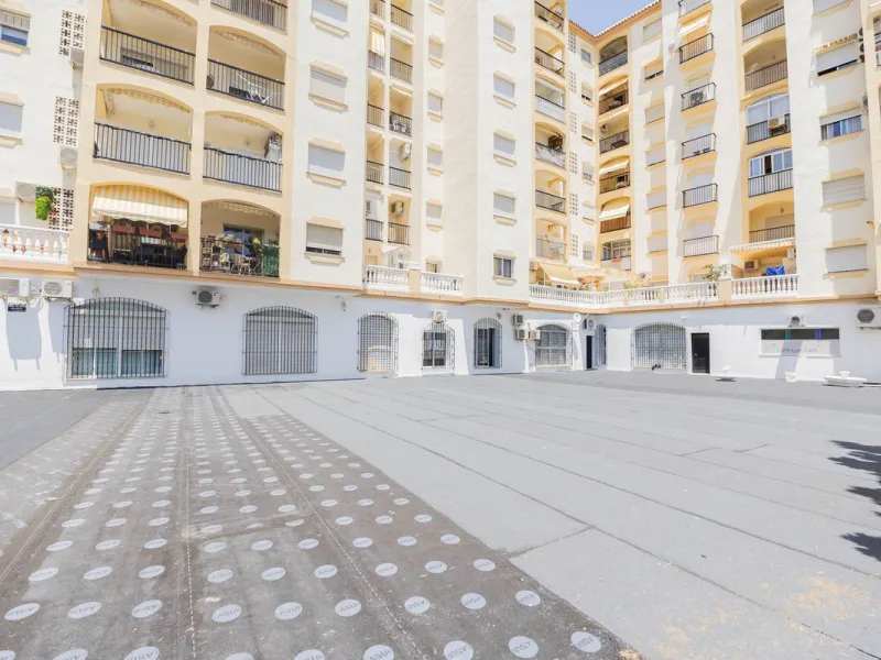 Are you looking for spaciousness, location, and sea views? This exclusive duplex penthouse, located on the seventh floor on Fuengirola's coveted Avenida Ramón y Cajal, has it all.