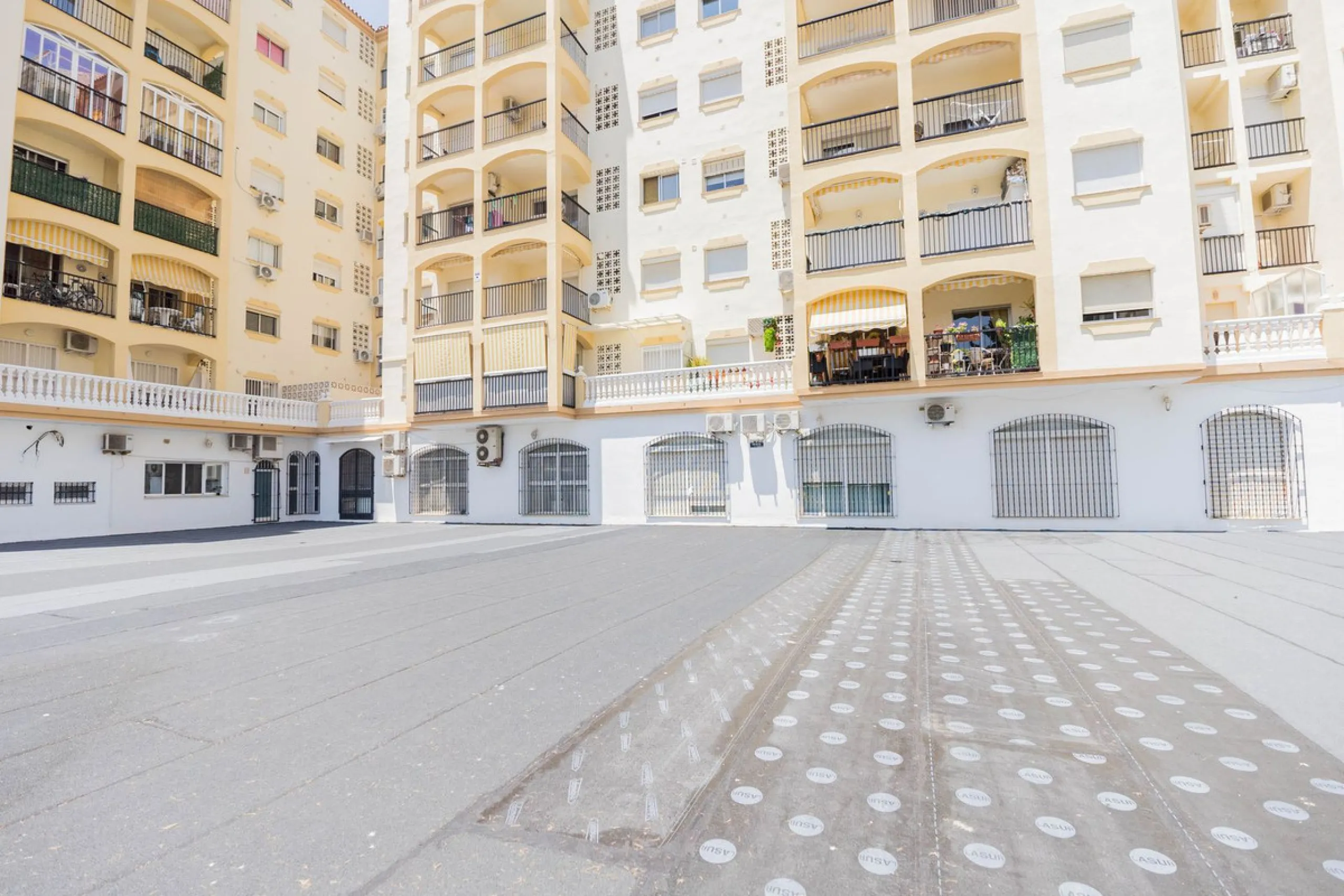 Are you looking for spaciousness, location, and sea views? This exclusive duplex penthouse, located on the seventh floor on Fuengirola's coveted Avenida Ramón y Cajal, has it all.