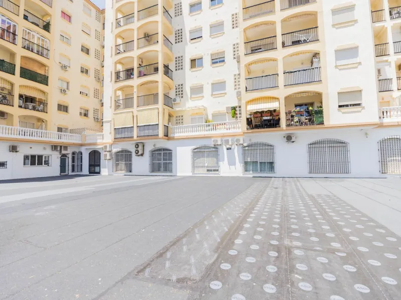 Are you looking for spaciousness, location, and sea views? This exclusive duplex penthouse, located on the seventh floor on Fuengirola's coveted Avenida Ramón y Cajal, has it all.