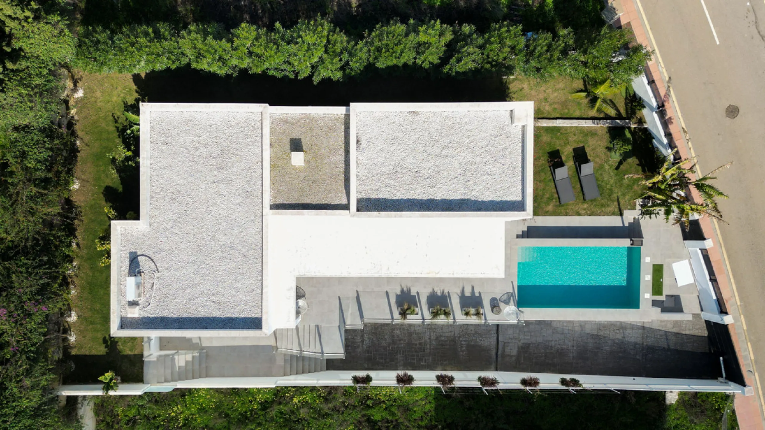 Set in the peaceful, family-friendly area of Valle Romano, just five minutes from Estepona town centre and the beach, this modern villa offers the perfect balance of comfort, privacy, and outdoor living. It also enjoys close proximity to several golf cour