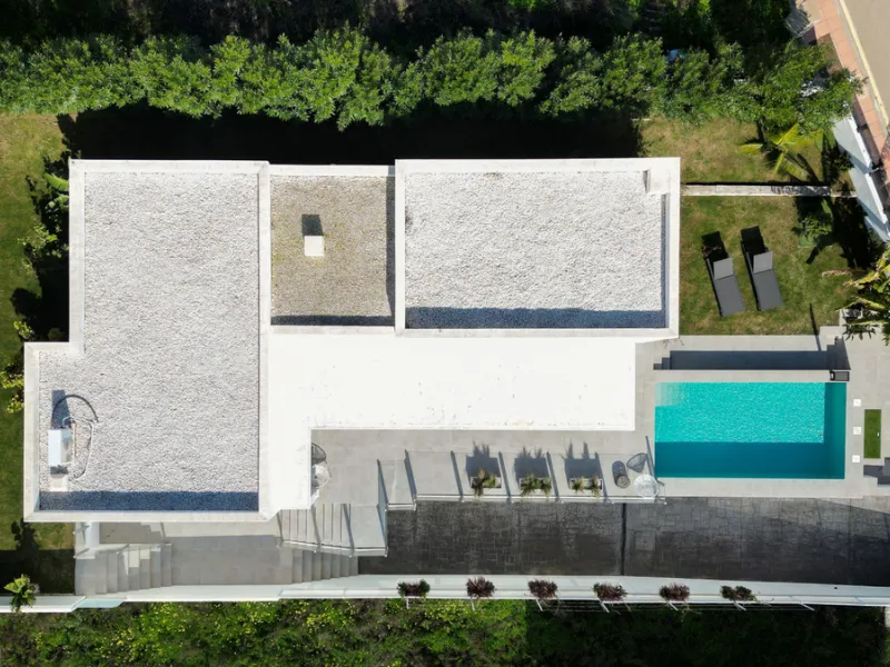 Set in the peaceful, family-friendly area of Valle Romano, just five minutes from Estepona town centre and the beach, this modern villa offers the perfect balance of comfort, privacy, and outdoor living. It also enjoys close proximity to several golf cour