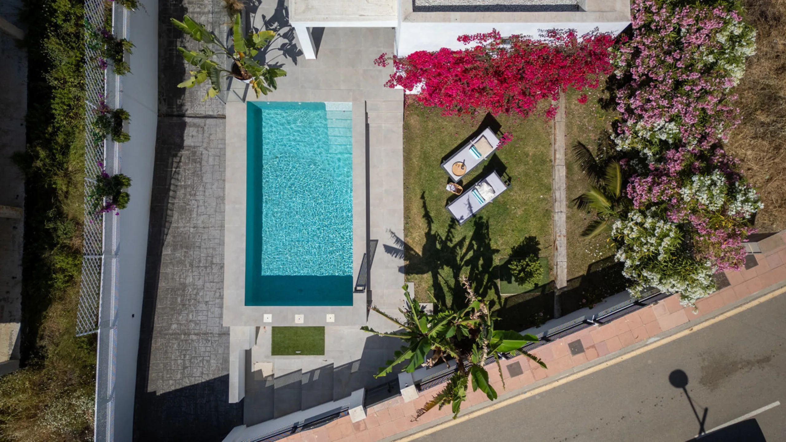 Set in the peaceful, family-friendly area of Valle Romano, just five minutes from Estepona town centre and the beach, this modern villa offers the perfect balance of comfort, privacy, and outdoor living. It also enjoys close proximity to several golf cour