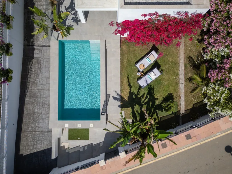 Set in the peaceful, family-friendly area of Valle Romano, just five minutes from Estepona town centre and the beach, this modern villa offers the perfect balance of comfort, privacy, and outdoor living. It also enjoys close proximity to several golf cour