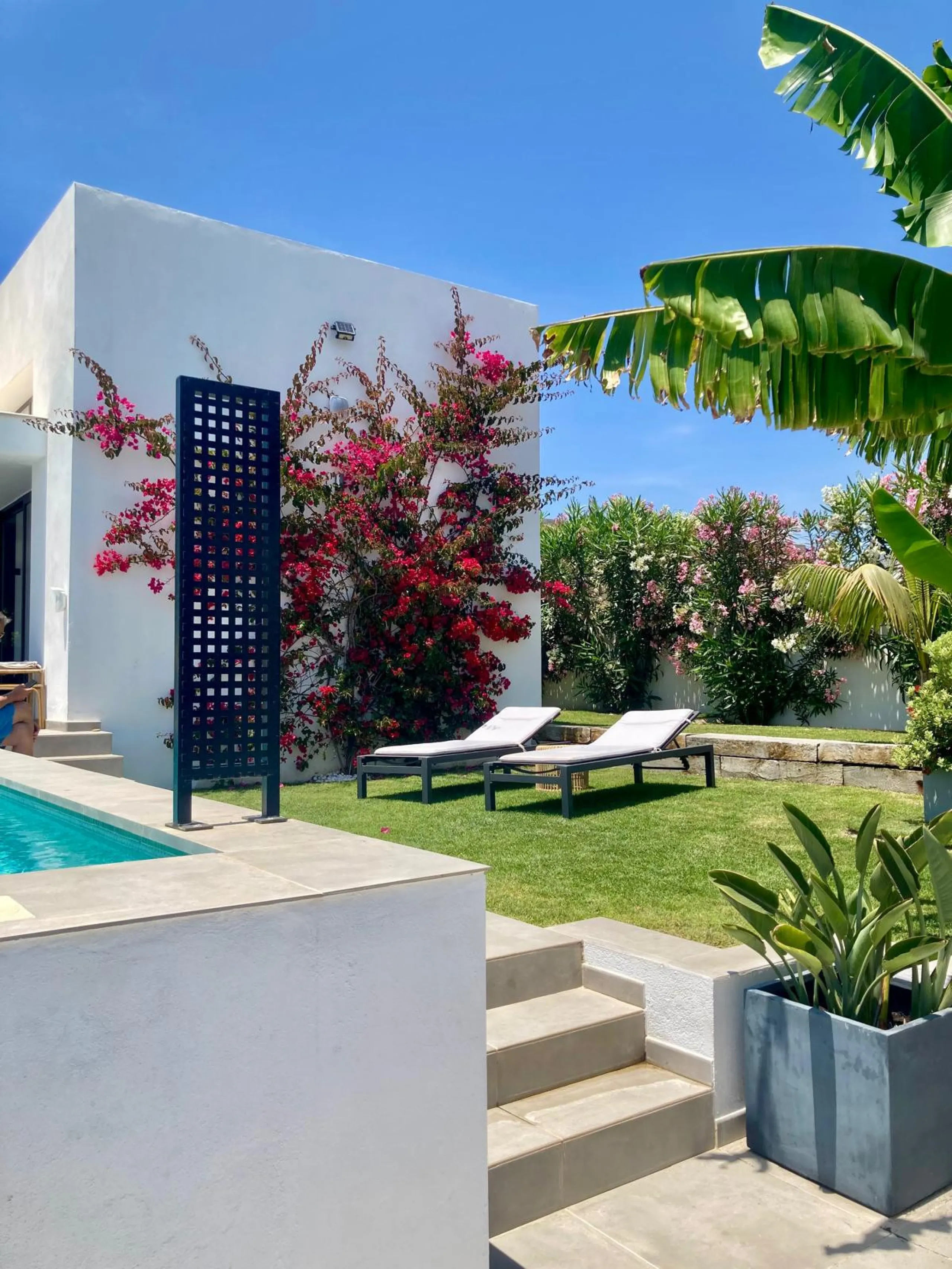 Set in the peaceful, family-friendly area of Valle Romano, just five minutes from Estepona town centre and the beach, this modern villa offers the perfect balance of comfort, privacy, and outdoor living. It also enjoys close proximity to several golf cour
