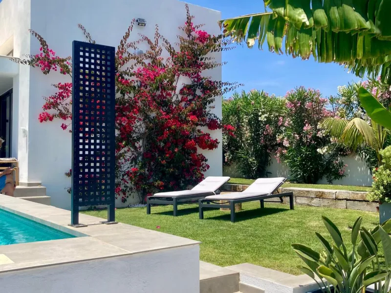 Set in the peaceful, family-friendly area of Valle Romano, just five minutes from Estepona town centre and the beach, this modern villa offers the perfect balance of comfort, privacy, and outdoor living. It also enjoys close proximity to several golf cour