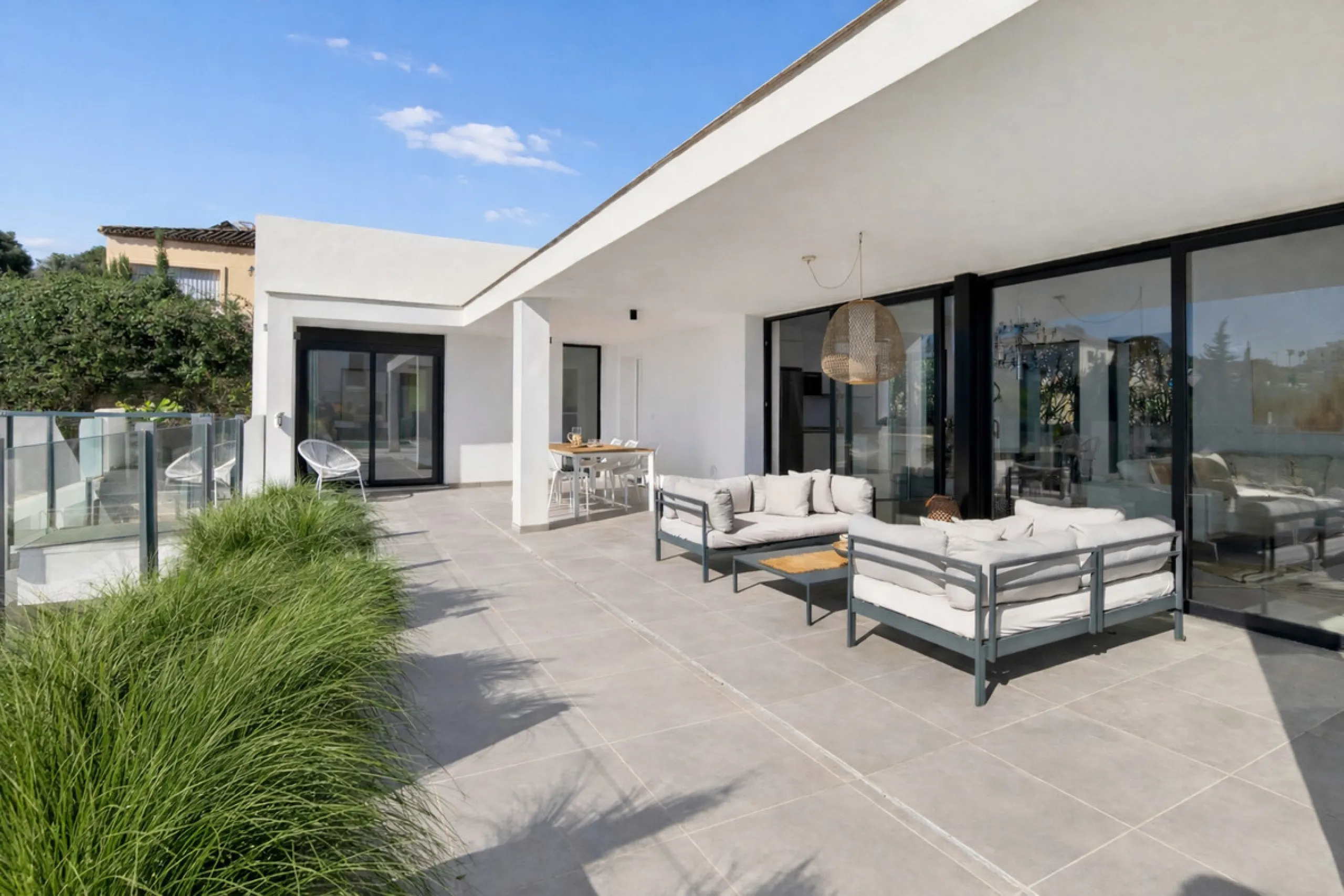 Set in the peaceful, family-friendly area of Valle Romano, just five minutes from Estepona town centre and the beach, this modern villa offers the perfect balance of comfort, privacy, and outdoor living. It also enjoys close proximity to several golf cour