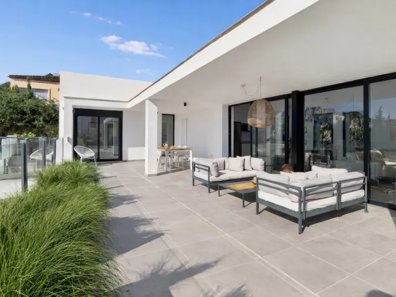Set in the peaceful, family-friendly area of Valle Romano, just five minutes from Estepona town centre and the beach, this modern villa offers the perfect balance of comfort, privacy, and outdoor living. It also enjoys close proximity to several golf cour