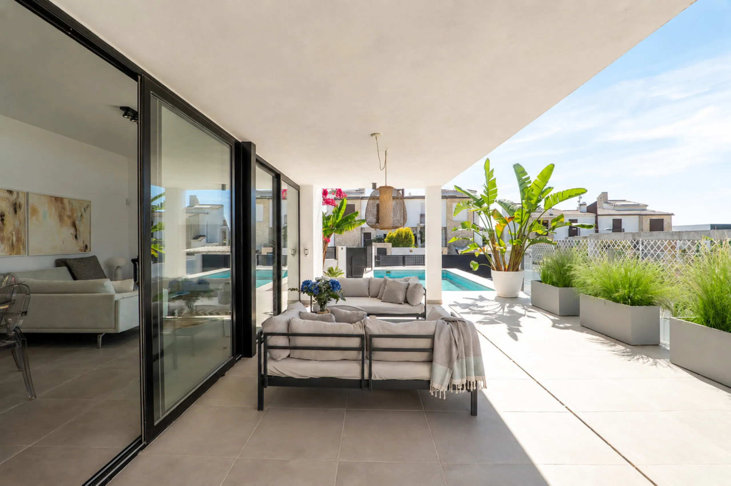 Set in the peaceful, family-friendly area of Valle Romano, just five minutes from Estepona town centre and the beach, this modern villa offers the perfect balance of comfort, privacy, and outdoor living. It also enjoys close proximity to several golf cour