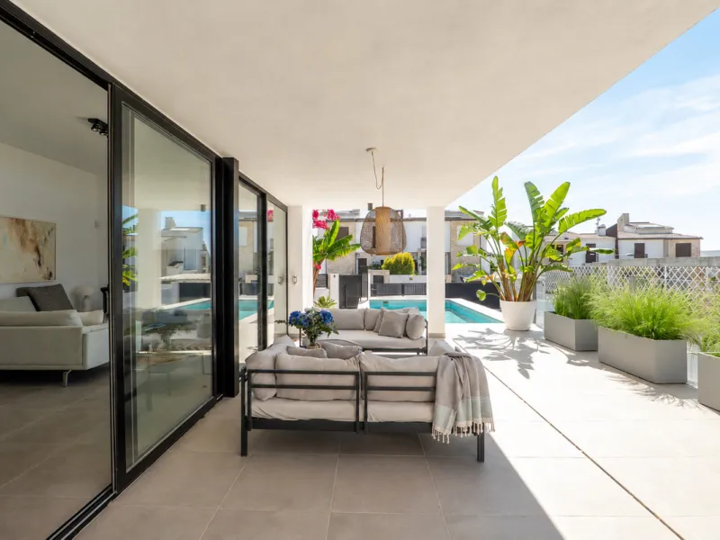 Set in the peaceful, family-friendly area of Valle Romano, just five minutes from Estepona town centre and the beach, this modern villa offers the perfect balance of comfort, privacy, and outdoor living. It also enjoys close proximity to several golf cour