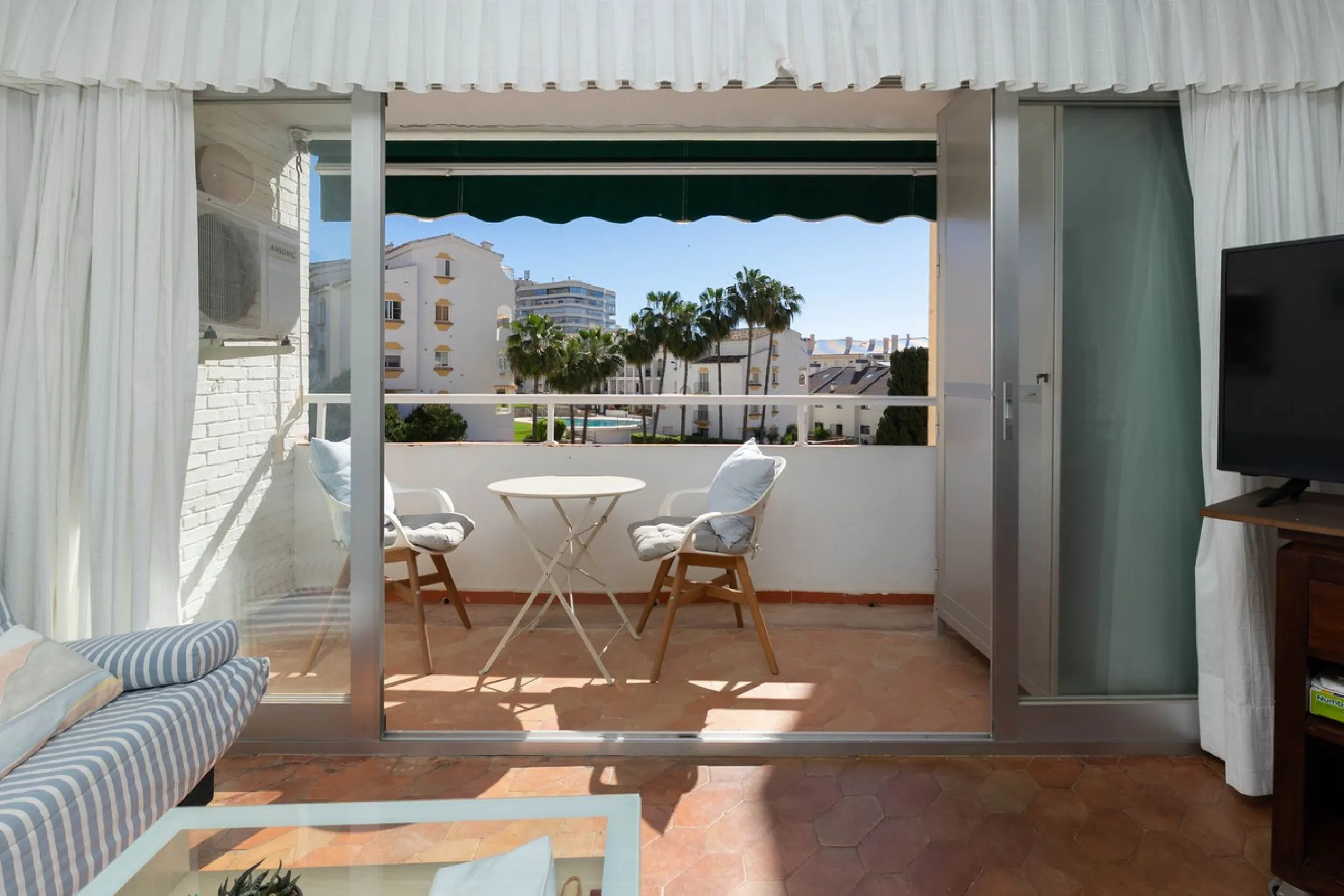 Experience the privilege of enjoying the sea and tranquility without sacrificing comfort.