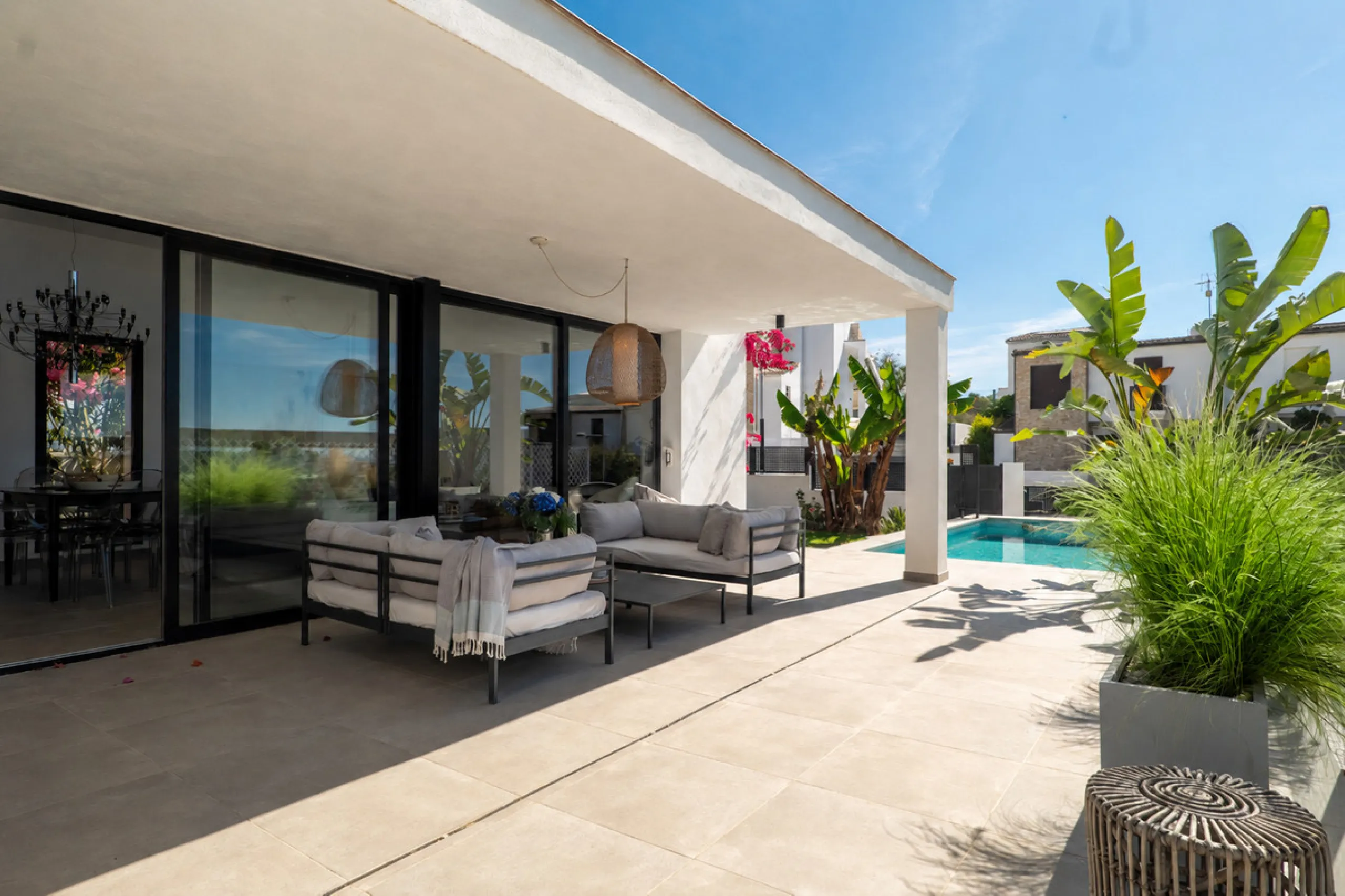 Set in the peaceful, family-friendly area of Valle Romano, just five minutes from Estepona town centre and the beach, this modern villa offers the perfect balance of comfort, privacy, and outdoor living. It also enjoys close proximity to several golf cour