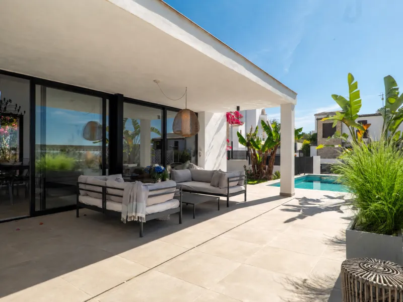 Set in the peaceful, family-friendly area of Valle Romano, just five minutes from Estepona town centre and the beach, this modern villa offers the perfect balance of comfort, privacy, and outdoor living. It also enjoys close proximity to several golf cour