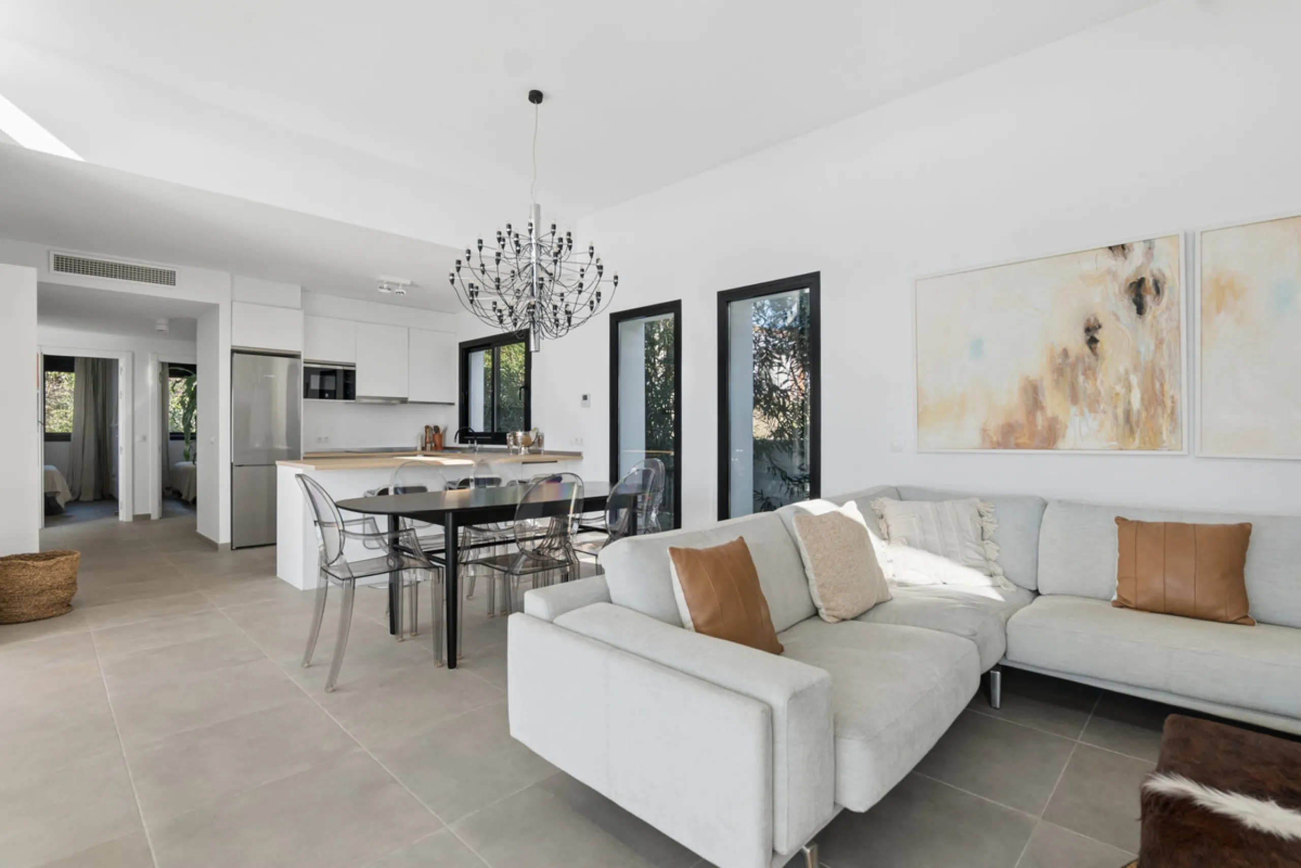 Set in the peaceful, family-friendly area of Valle Romano, just five minutes from Estepona town centre and the beach, this modern villa offers the perfect balance of comfort, privacy, and outdoor living. It also enjoys close proximity to several golf cour