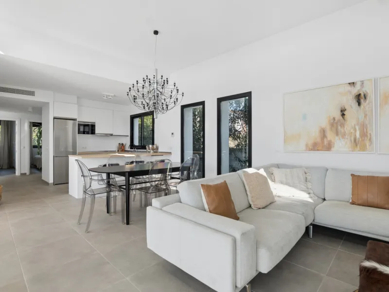 Set in the peaceful, family-friendly area of Valle Romano, just five minutes from Estepona town centre and the beach, this modern villa offers the perfect balance of comfort, privacy, and outdoor living. It also enjoys close proximity to several golf cour