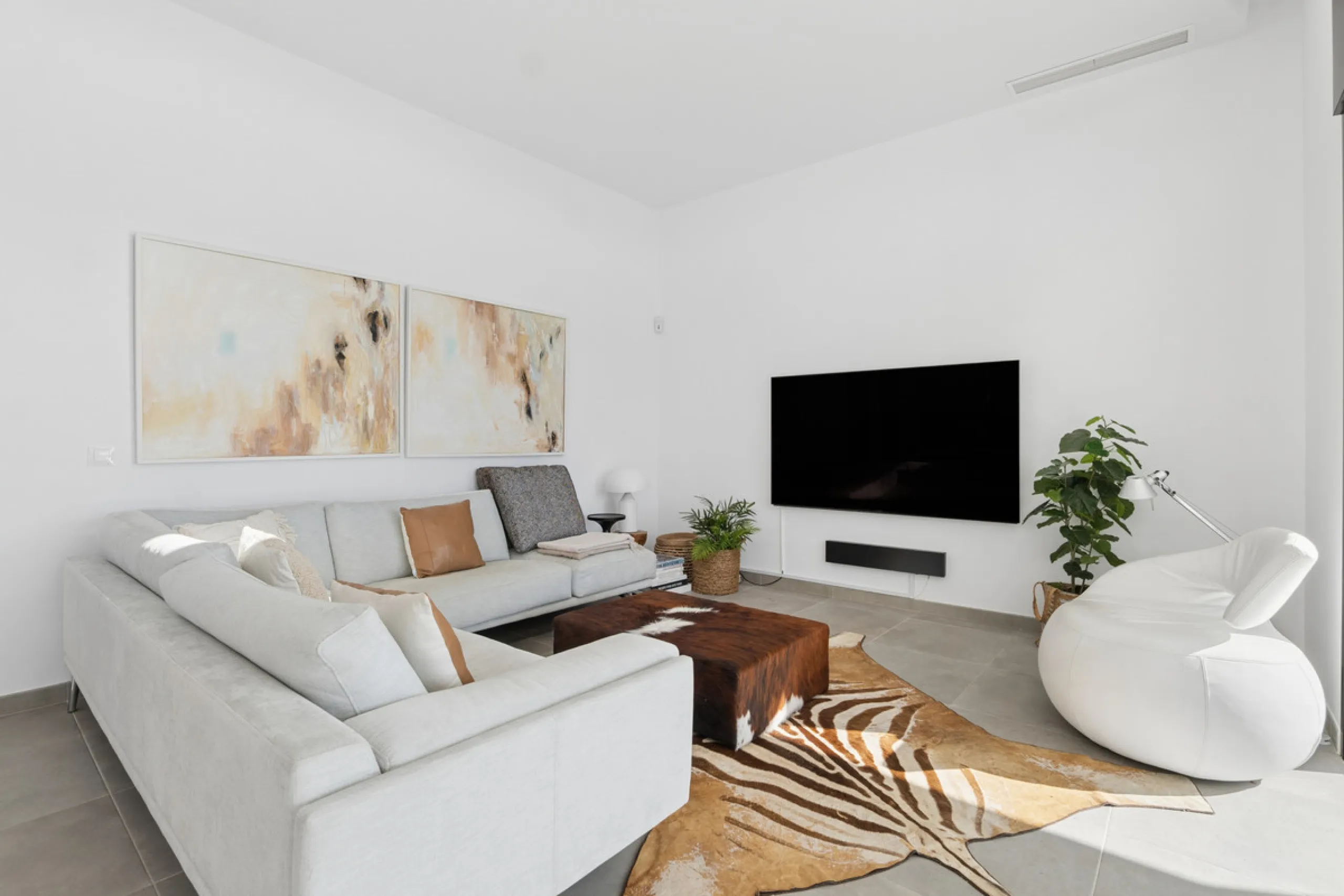 Set in the peaceful, family-friendly area of Valle Romano, just five minutes from Estepona town centre and the beach, this modern villa offers the perfect balance of comfort, privacy, and outdoor living. It also enjoys close proximity to several golf cour