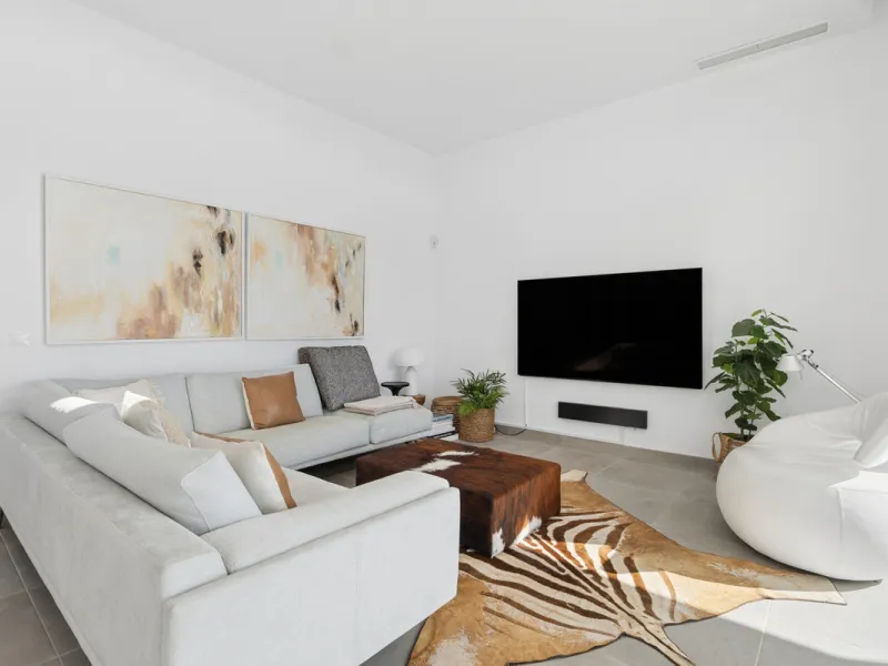 Set in the peaceful, family-friendly area of Valle Romano, just five minutes from Estepona town centre and the beach, this modern villa offers the perfect balance of comfort, privacy, and outdoor living. It also enjoys close proximity to several golf cour