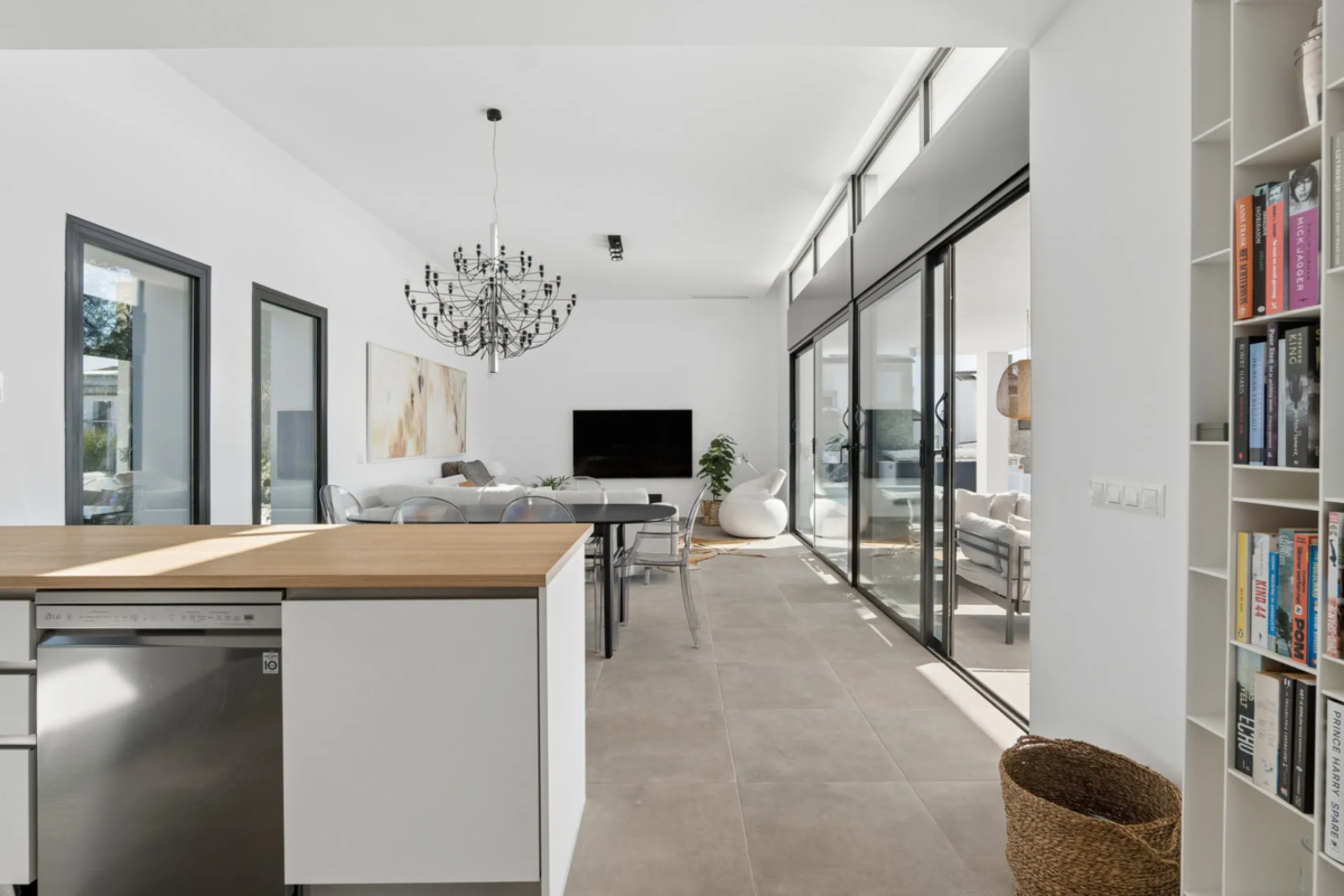 Set in the peaceful, family-friendly area of Valle Romano, just five minutes from Estepona town centre and the beach, this modern villa offers the perfect balance of comfort, privacy, and outdoor living. It also enjoys close proximity to several golf cour