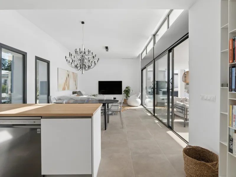 Set in the peaceful, family-friendly area of Valle Romano, just five minutes from Estepona town centre and the beach, this modern villa offers the perfect balance of comfort, privacy, and outdoor living. It also enjoys close proximity to several golf cour