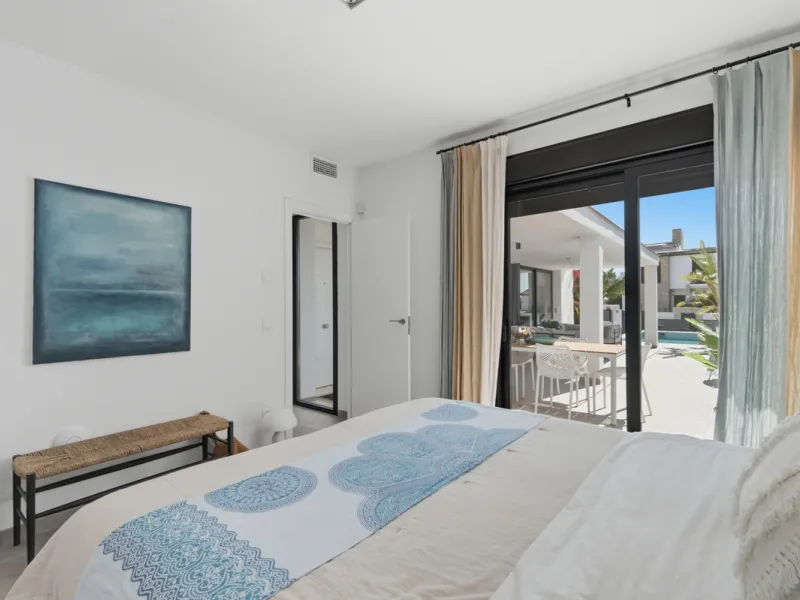 Set in the peaceful, family-friendly area of Valle Romano, just five minutes from Estepona town centre and the beach, this modern villa offers the perfect balance of comfort, privacy, and outdoor living. It also enjoys close proximity to several golf cour